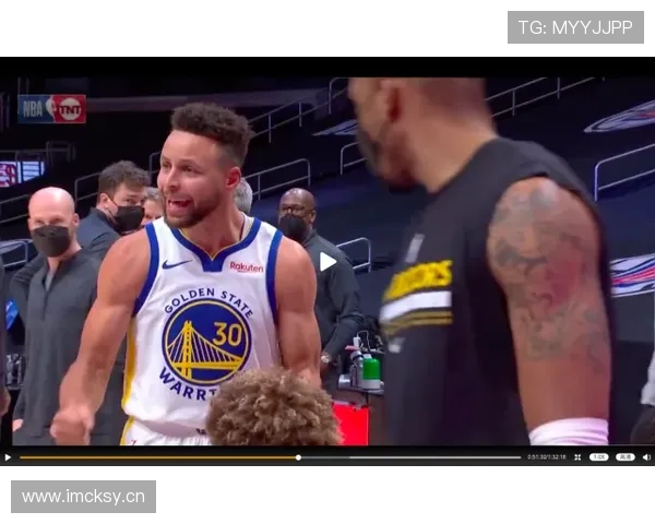 刷到斯蒂芬·库里给儿子试鞋，价格一看我直接怀念起地摊货