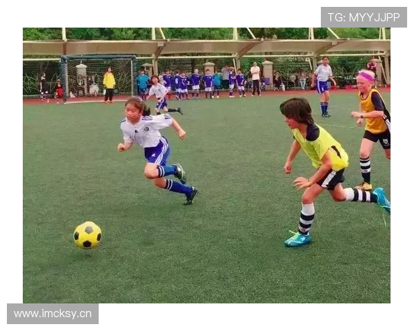 杨舒予球场疯跑，换衣间出来一手名牌一手外卖，豪奢日常感怎么还能这样不搭