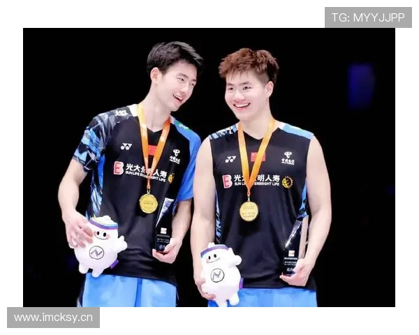 梁伟铿训练完直接拎两袋蛋白粉回家，冰箱塞不下