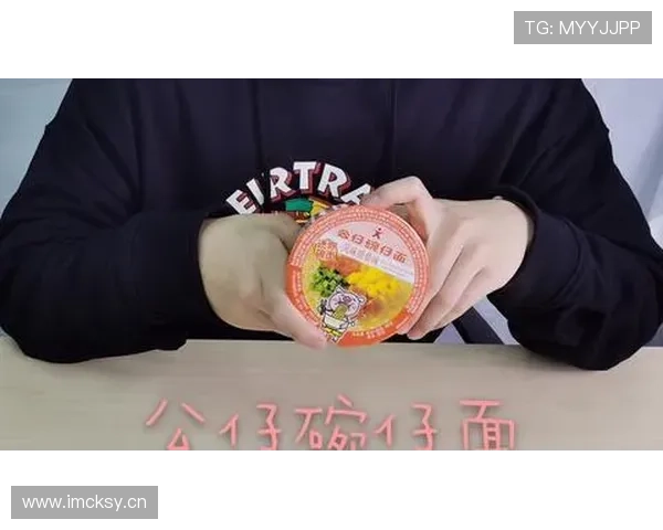 汪周雨发视频：一碗泡面镜头一移就是名牌鞋盒，我笑出声来