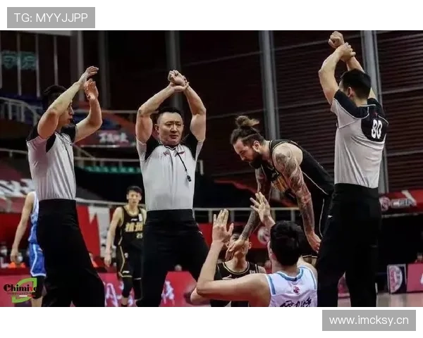 FIBA和NBA在三分线和走步判罚上的具体区别是什么？